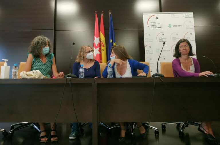 Las ponentes del Ceadac, Susana Alves y Cristina Santiago; junto a las dos moderadoras, Carmen Higueras y Amor Bize. Ponentes y moderadoras.