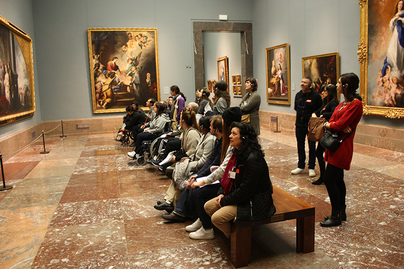 Visita de personas usuarias del Ceadac al Museo del Prado.