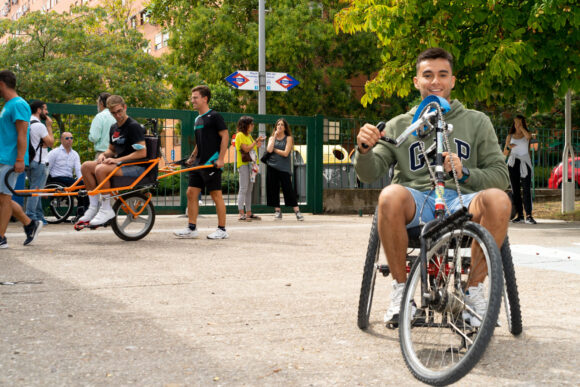 Imágenes de la práctica que tuvo lugar en el exterior donde sale un alumno con handbike
