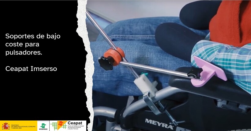 Texto Soportes de bajo coste para pulsadores. Soporte posicionado en reposabrazos de silla de ruedas. Logos.