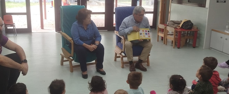 Participantes en este programa durante uno de los cuentacuentos.