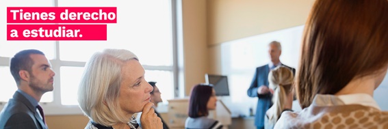 Mujer mayor en un aula con personas de menor edad, con texto «Tienes derecho a estudiar» Mujer mayor en un aula con personas de menor edad, con texto «Tienes derecho a estudiar»