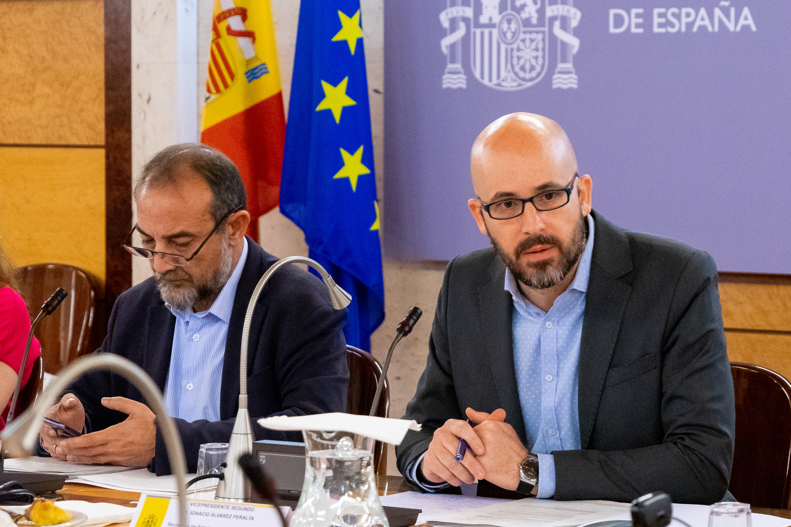 D. Ignacio Álvarez Peralta, secretario de Estado de Derechos Sociales; a su derecha, D. Luis Alberto Barriga Martín, director general del Imserso