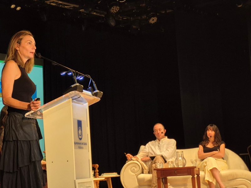 Lis Contreras, representante del Imserso, presentando la ponencia.