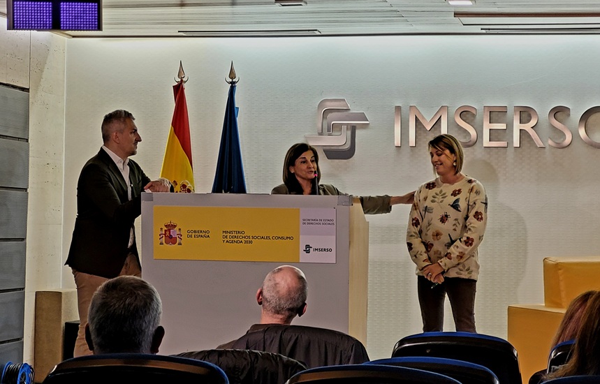 Agustín Martínez, coordinador de estudios con las personas representantes del Ayuntamiento de Avilés, que con el proyecto «Contamos Contigo», fue premiado con el Premio Imserso a la Amigabilidad.