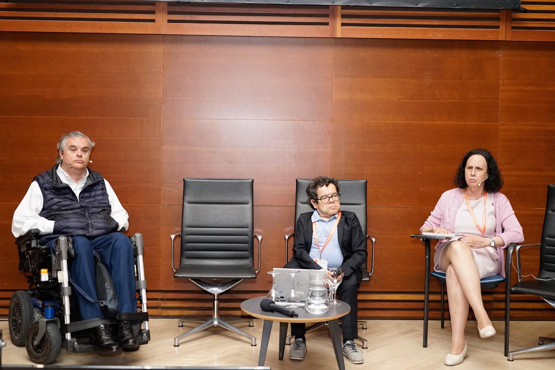 Un momento de la sesión sobre accesibilidad universal como garante de la autonomía y de la salud de las personas mayores, moderado por Jesús Martín, director general de Derechos de las Personas con Discapacidad, en el centro de la fotografía.