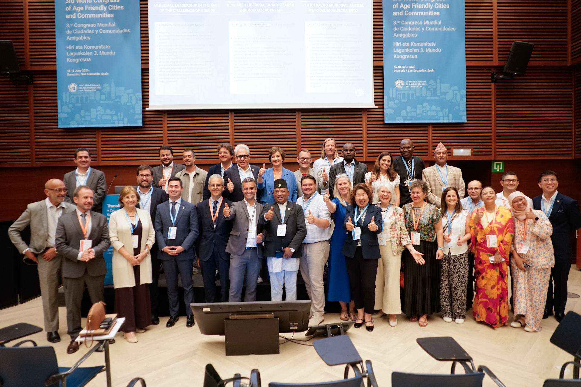 Foto de familia del foro de alcaldes y alcaldesas.